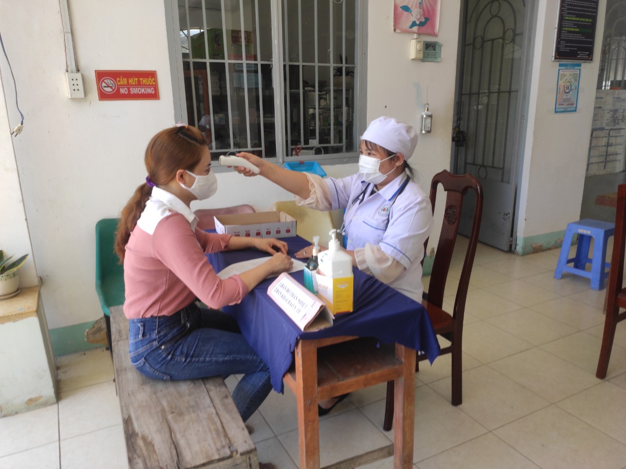 Chị Nguyễn Ngọc Yến trở về làm việc tại trạm y tế xã nhưng vẫn luôn sẵn sàng nhận nhiệm vụ phòng, chống dịch