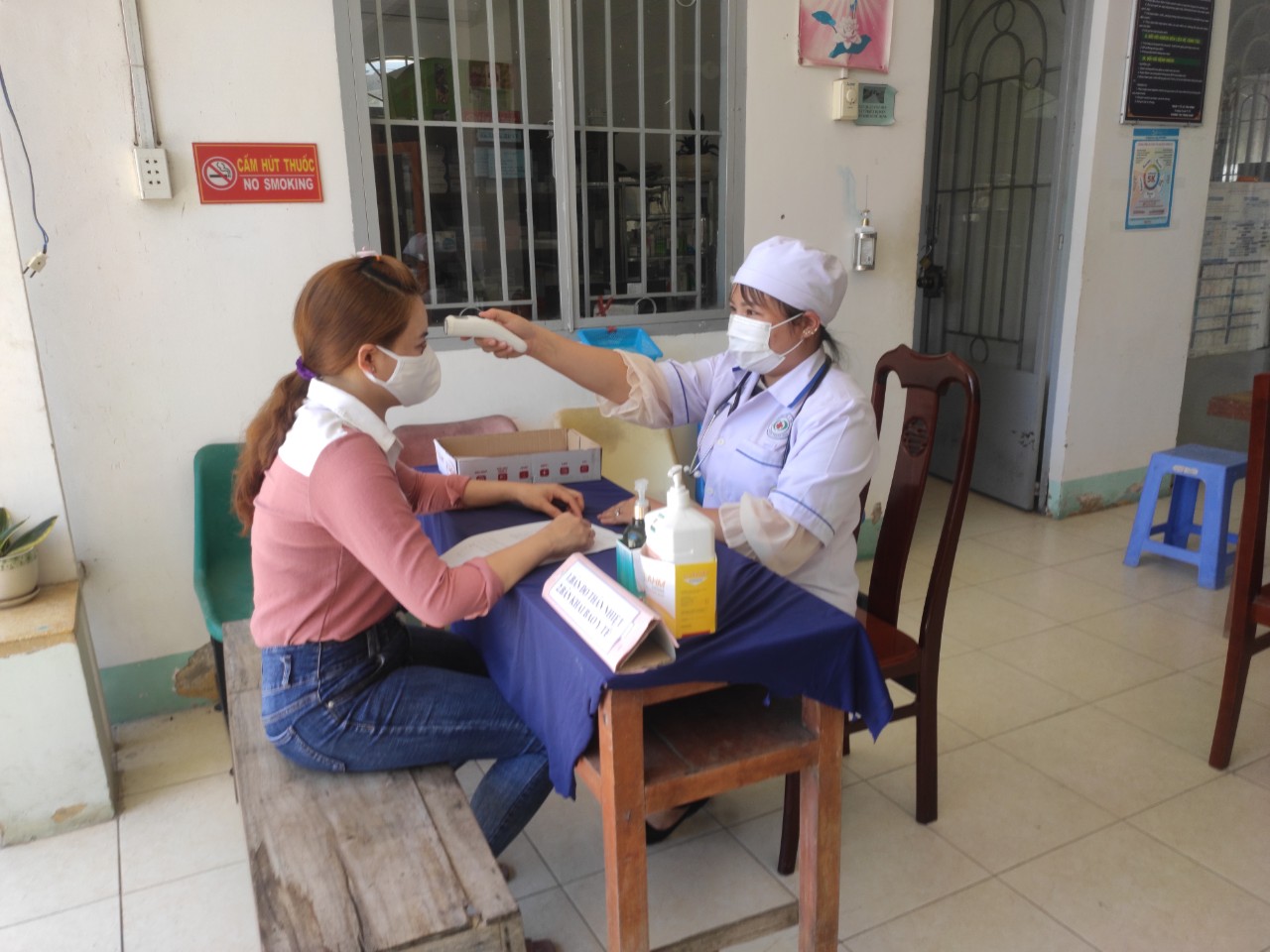 Những 'bóng hồng' trên tuyến đầu chống dịch Covid-19 Chị Nguyễn Ngọc Yến trở về làm việc tại trạm y tế xã nhưng vẫn luôn sẵn sàng nhận nhiệm vụ phòng, chống dịch