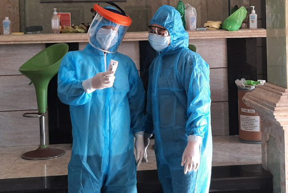 Chị Lê Kim Thịnh (bên phải) - cán bộ Chương trình Quản lý Dịch, Trung tâm Y tế huyện Bến Lức luôn trên tinh thần “sẵn sàng chiến đấu”, ứng phó kịp thời với dịch bệnh Covid-19