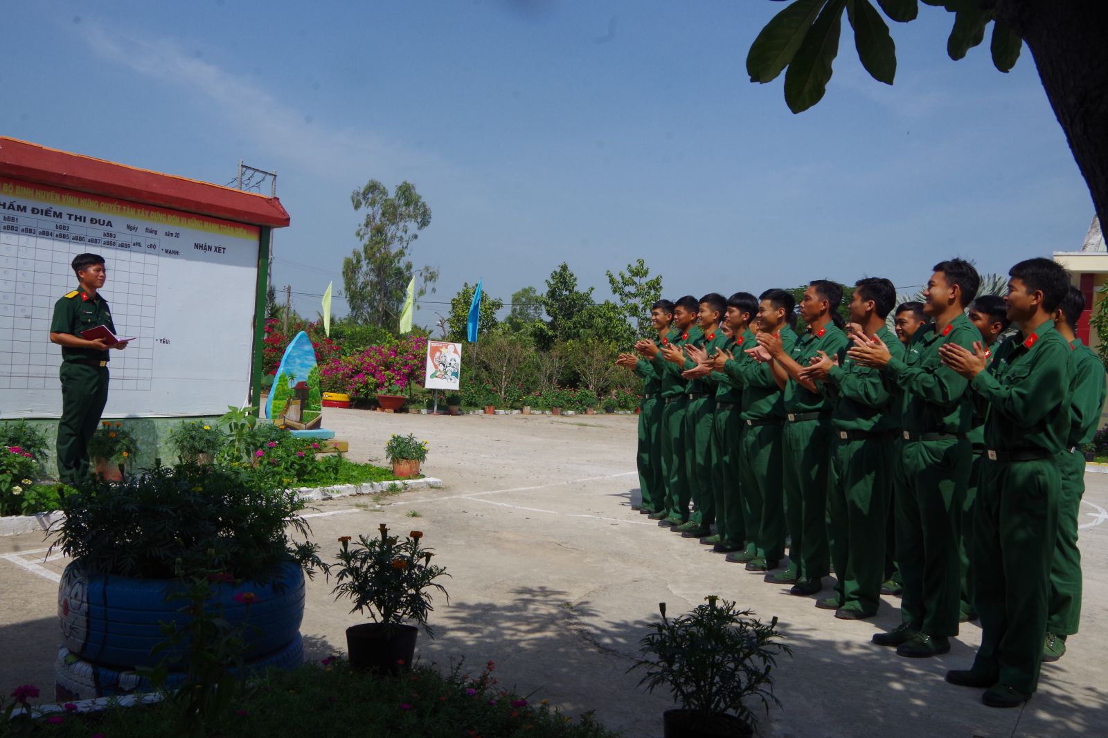 Đại đội Bộ binh huyện Vĩnh Hưng biểu dương những chiến sĩ tiêu biểu trong tuần