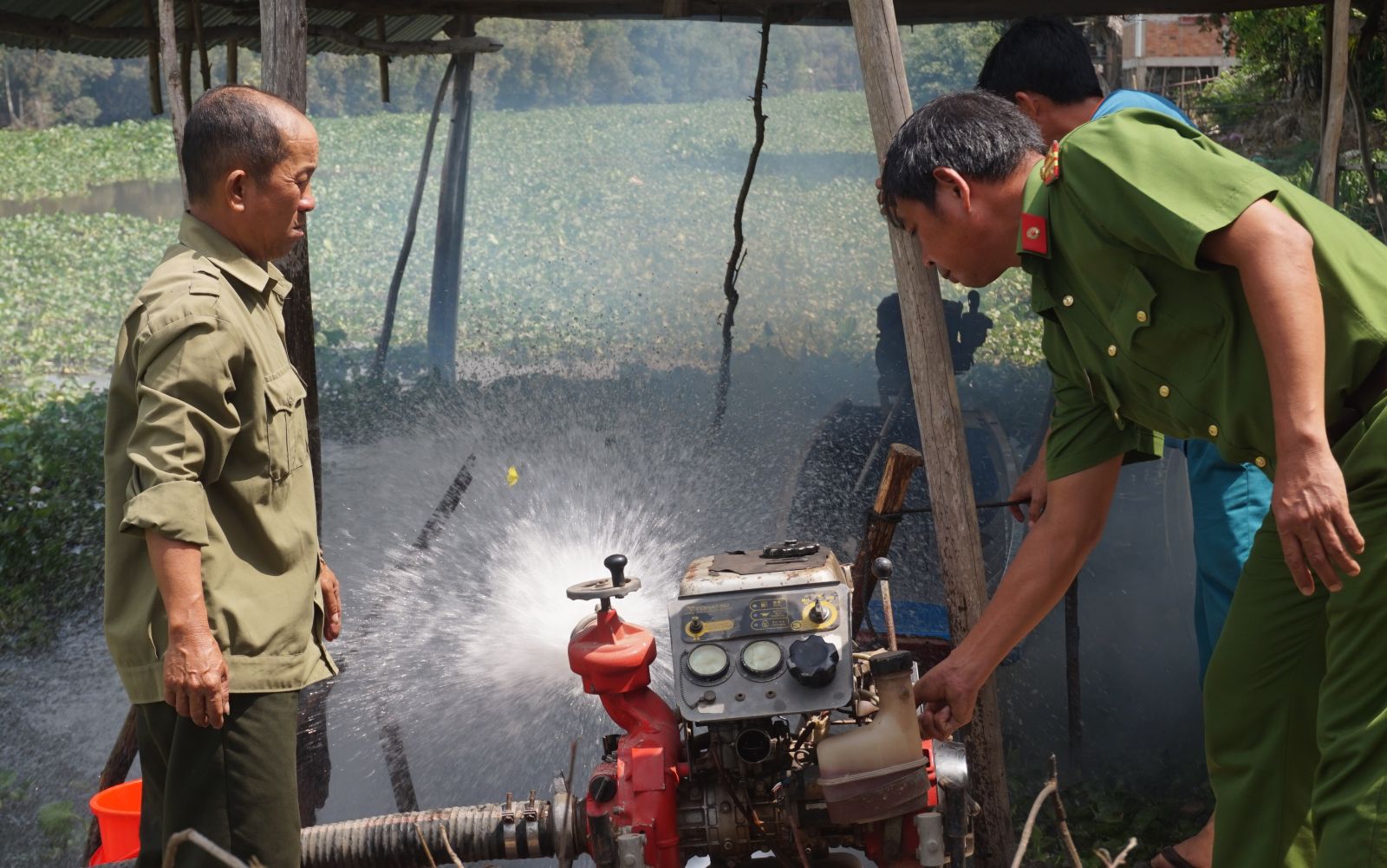 Thành viên Đội phòng, chống cháy rừng chuyên trách Công ty TNHH MTV Lâm nghiệp Đồng Tháp IV thao tác máy bơm công xuất lớn phục vụ phòng, chống cháy rừng