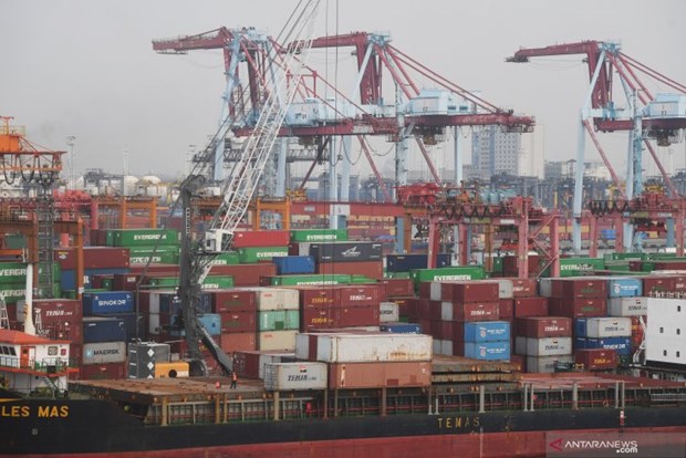 Indonesian economy must grow 6-7 pct. to escape middle-income trap Loading and unloading activities at the Tanjung Priok Port in North Jakarta on March 15, 2021. (Photo: Antara)
