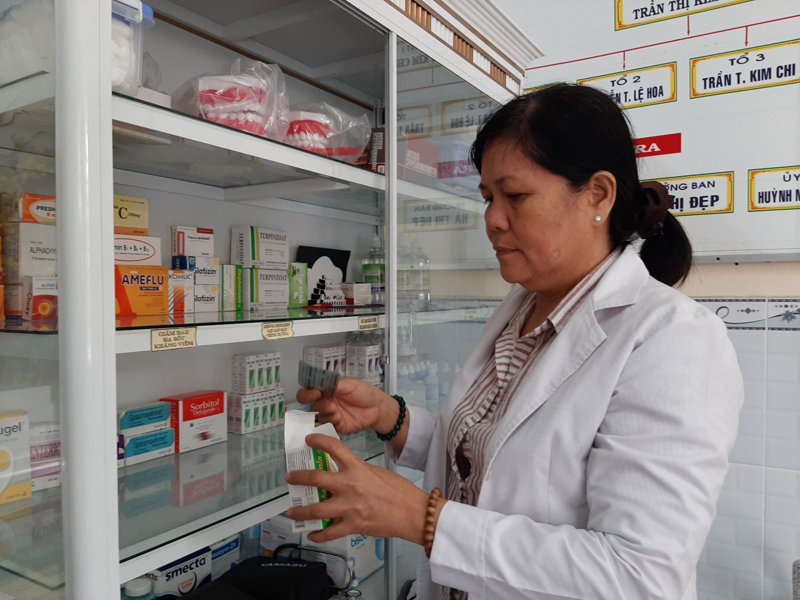 Phòng y tế của Trường Tiểu học Nguyễn Văn Siêu rộng rãi, trang bị đầy đủ những thiết bị cần thiết, tủ thuốc lớn với nhiều loại thuốc thông dụng