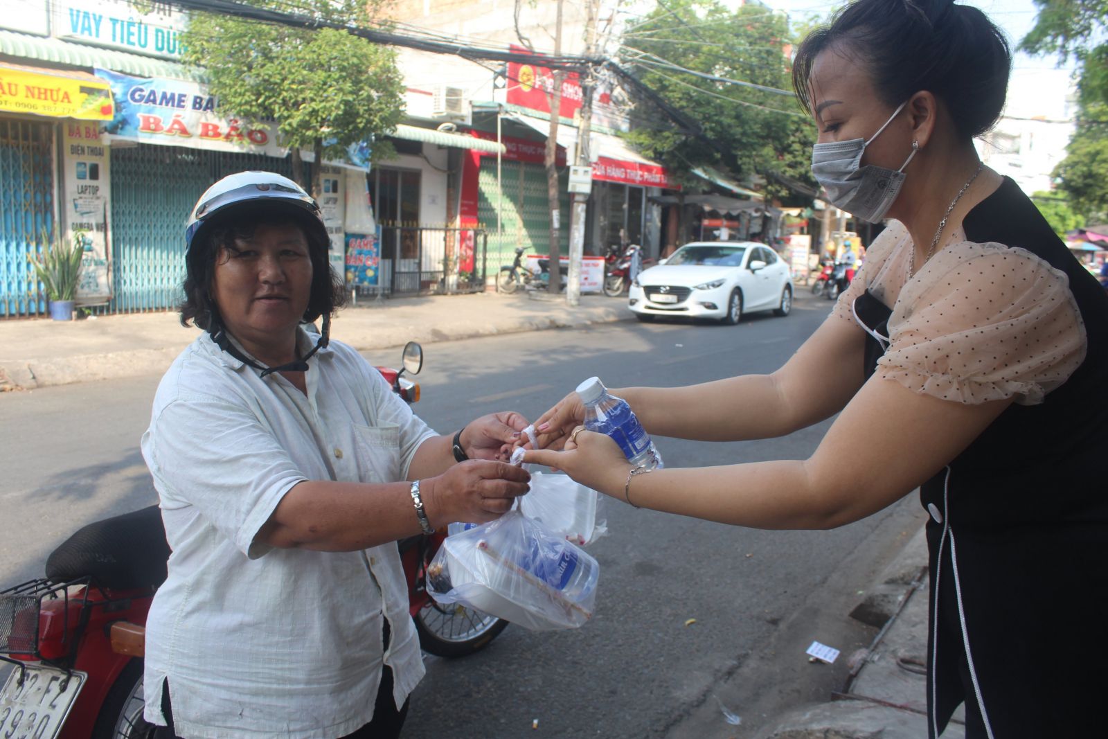 Chị Lê Thị Hoàng Yến phát suất ăn miễn phí cho người nghèo