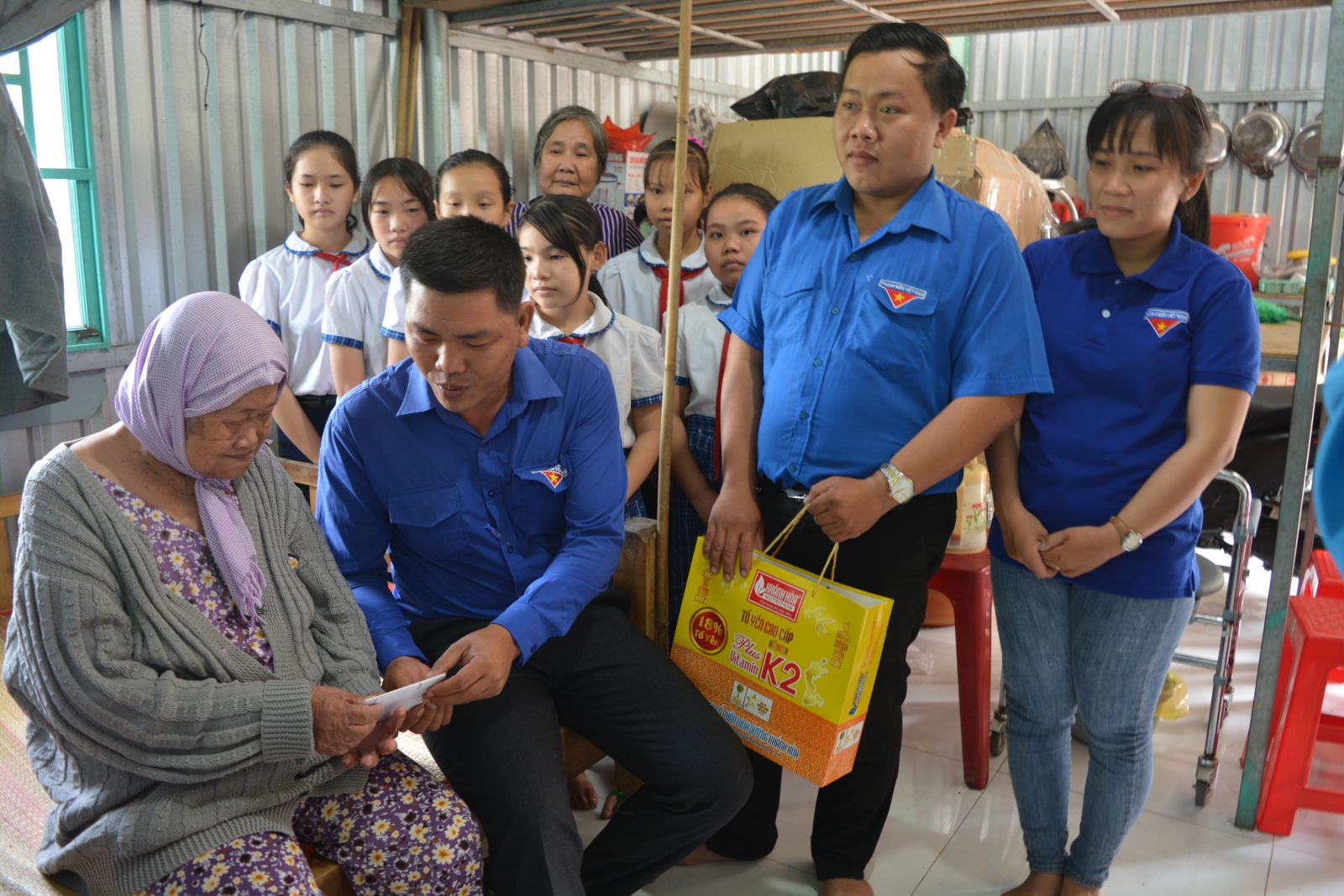 Đoàn Thanh niên xã Long Thượng tặng quà Mẹ Việt Nam Anh hùng