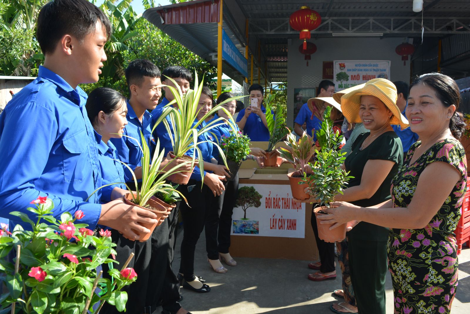 Mô hình Đổi rác thải nhựa lấy cây xanh của Đoàn Thanh niên xã Thuận Thành