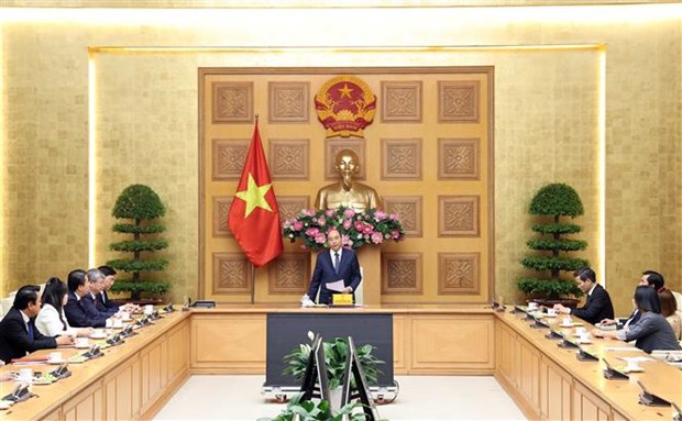 PM hosts Vietnam-ASEAN Economic Cooperation Development Association delegation Prime Minister Nguyen Xuan Phuc (standing) addresses the meeting (Photo: VNA)