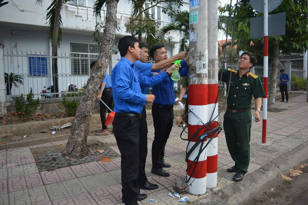 Đoàn viên, thanh niên ở huyện Cần Giuộc tiến hành xóa bỏ các thông báo cho vay dán ở cột điện