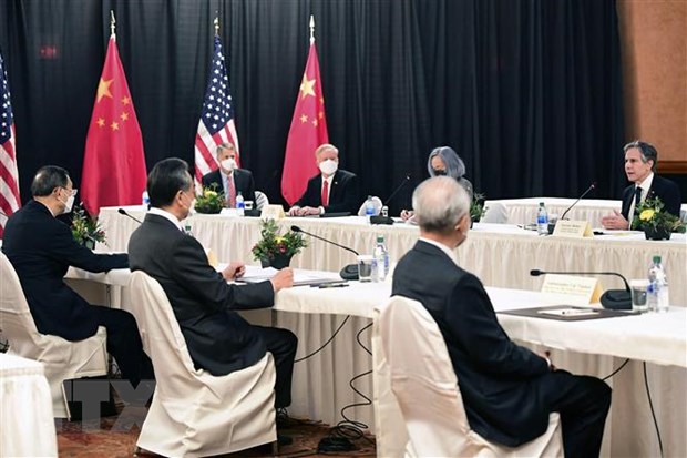 Ngoại trưởng Mỹ Antony Blinken (phải) và Ủy viên quốc vụ Trung Quốc Dương Khiết Trì (trái) cùng Bộ trưởng Ngoại giao Trung Quốc Vương Nghị (thứ 2, trái) tại cuộc đối thoại cấp cao về an ninh và đối ngoại Mỹ và Trung Quốc ở Alaska, Mỹ ngày 18/3. (Ảnh: AFP/TTXVN)