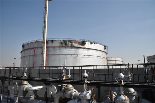 Một bể chứa dầu bị hư hỏng sau vụ tấn công bằng tên lửa do lực lượng Houthi ở Yemen tiến hành nhằm vào nhà máy phân phối các sản phẩm dầu mỏ phía Bắc thành phố Jeddah, Saudi Arabia ngày 24/11/2020. (Ảnh: THX/TTXVN)