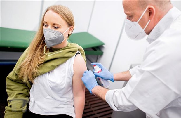 Tiêm vaccine phòng COVID-19 của AstraZeneca cho người dân tại Bremen, Đức. (Ảnh: AFP/TTXVN)