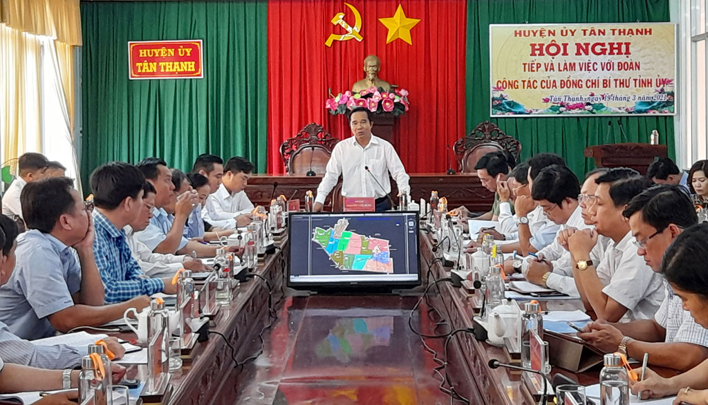 Secretary of Long An Party Committee works with Standing Committee of Tan Thanh District Party Committee Secretary of the Provincial Party Committee, Chairman of the Provincial People's Council - Nguyen Van Duoc asks Tan Thanh district to focus on some key tasks