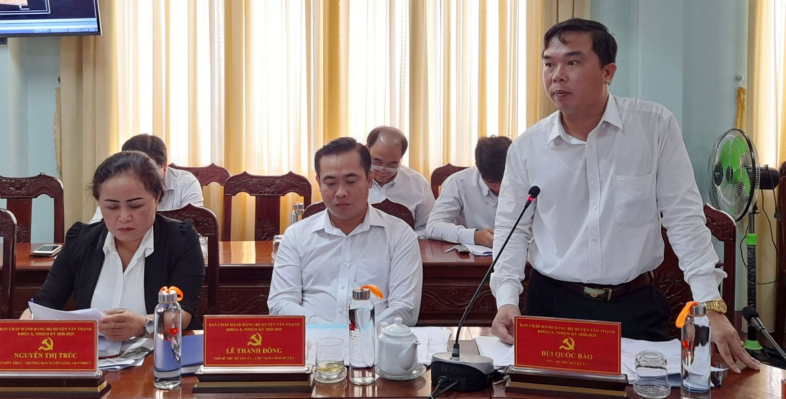 Secretary of Long An Party Committee works with Standing Committee of Tan Thanh District Party Committee Secretary of Tan Thanh District Party Committee - Bui Quoc Bao reports the results to the delegation