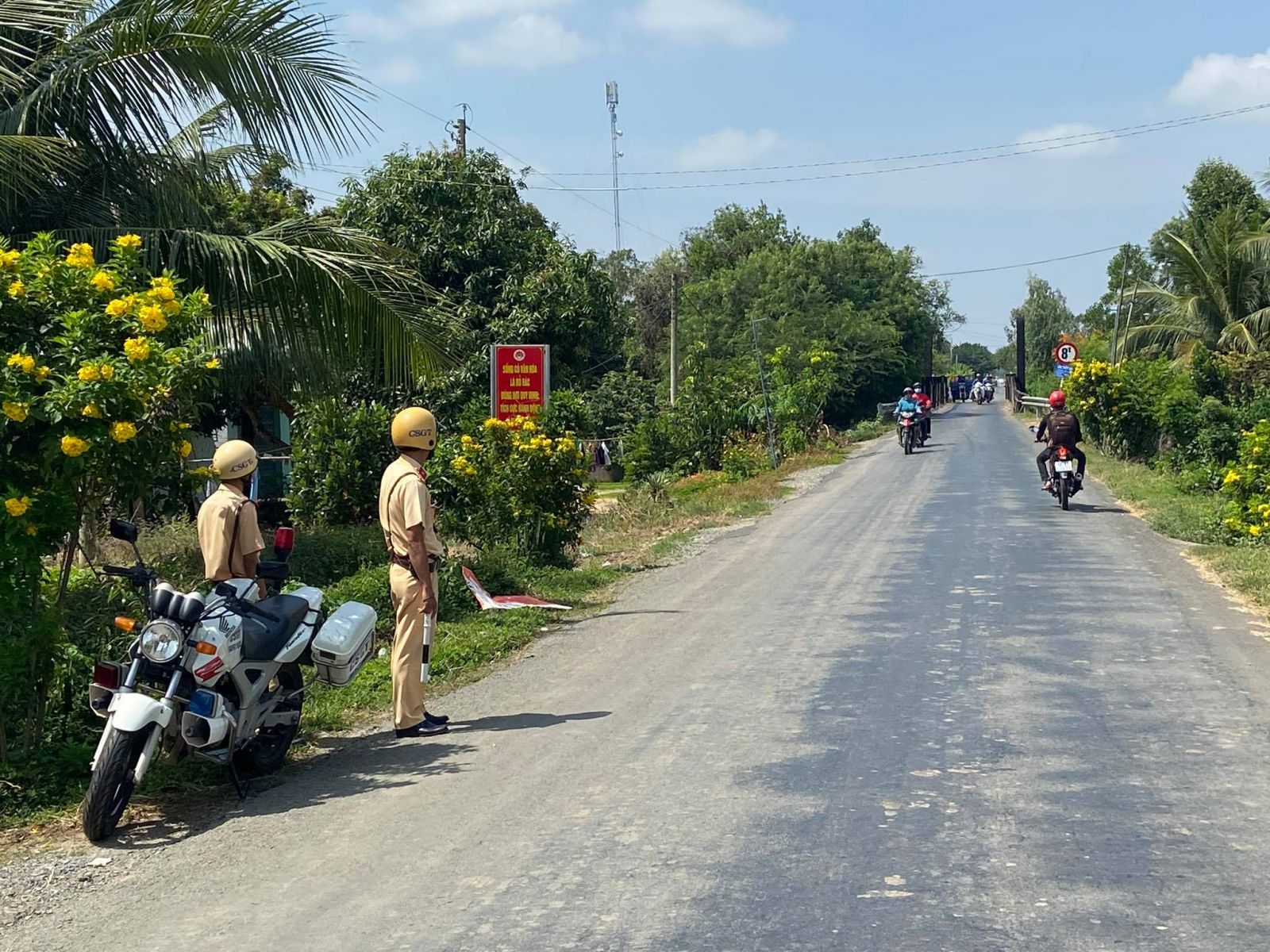 Công an huyện Tân Hưng tăng cường kiểm tra trật tự, an toàn giao thông, góp phần bảo đảm an ninh, trật tự trên địa bàn huyện biên giới