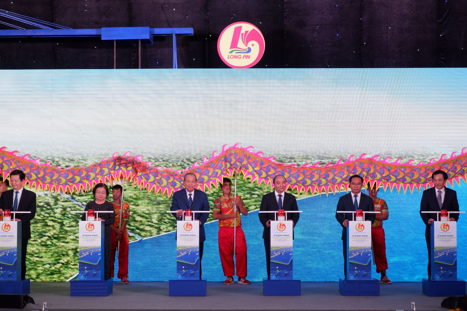 PM - Nguyen Xuan Phuc, leaders and businesses press the button to inaugurate Phuoc Dong wharf IP 