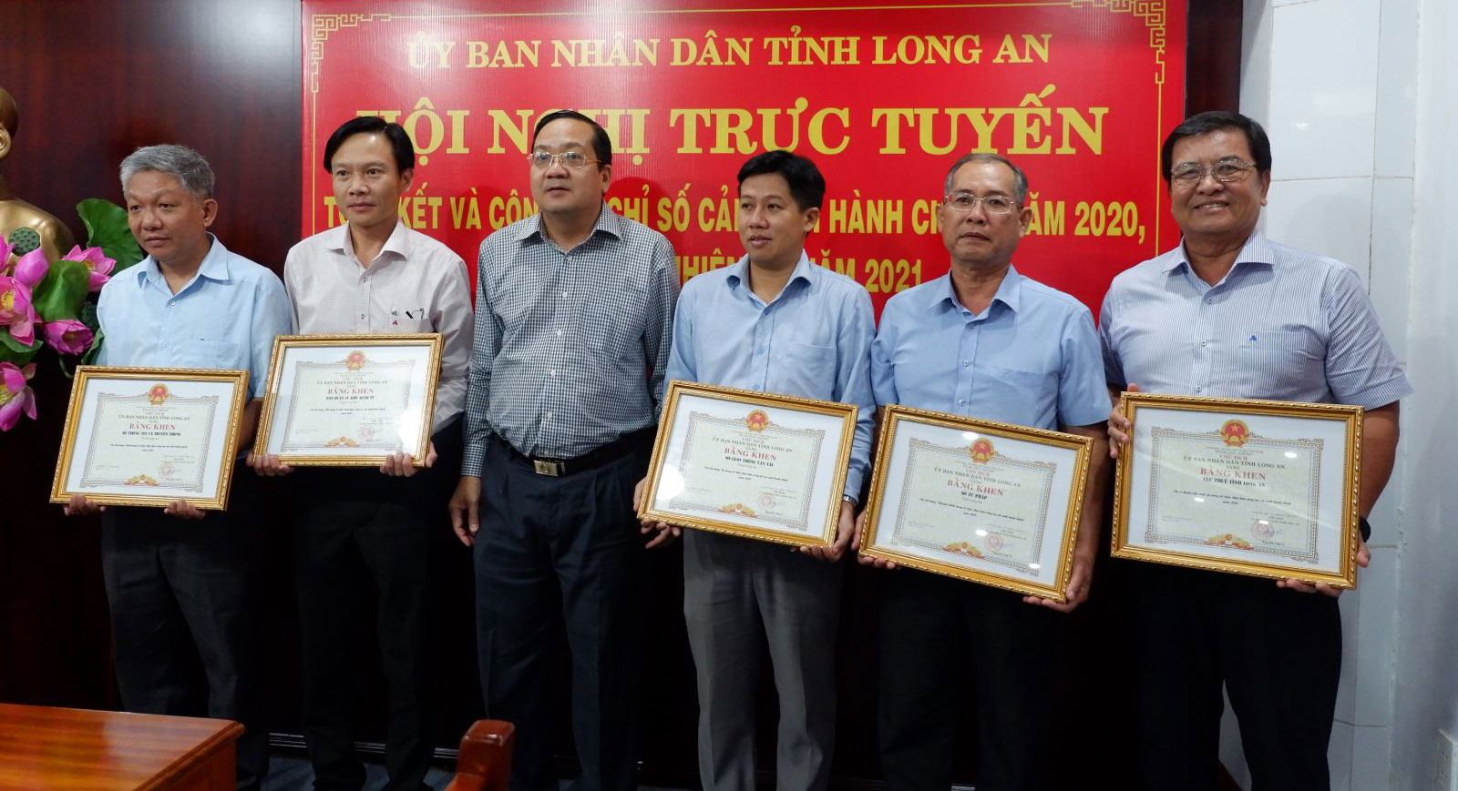 The Provincial People's Committee awards certificates of merit to 9 collectives with many outstanding achievements in organizing and implementing administrative reform in 2020