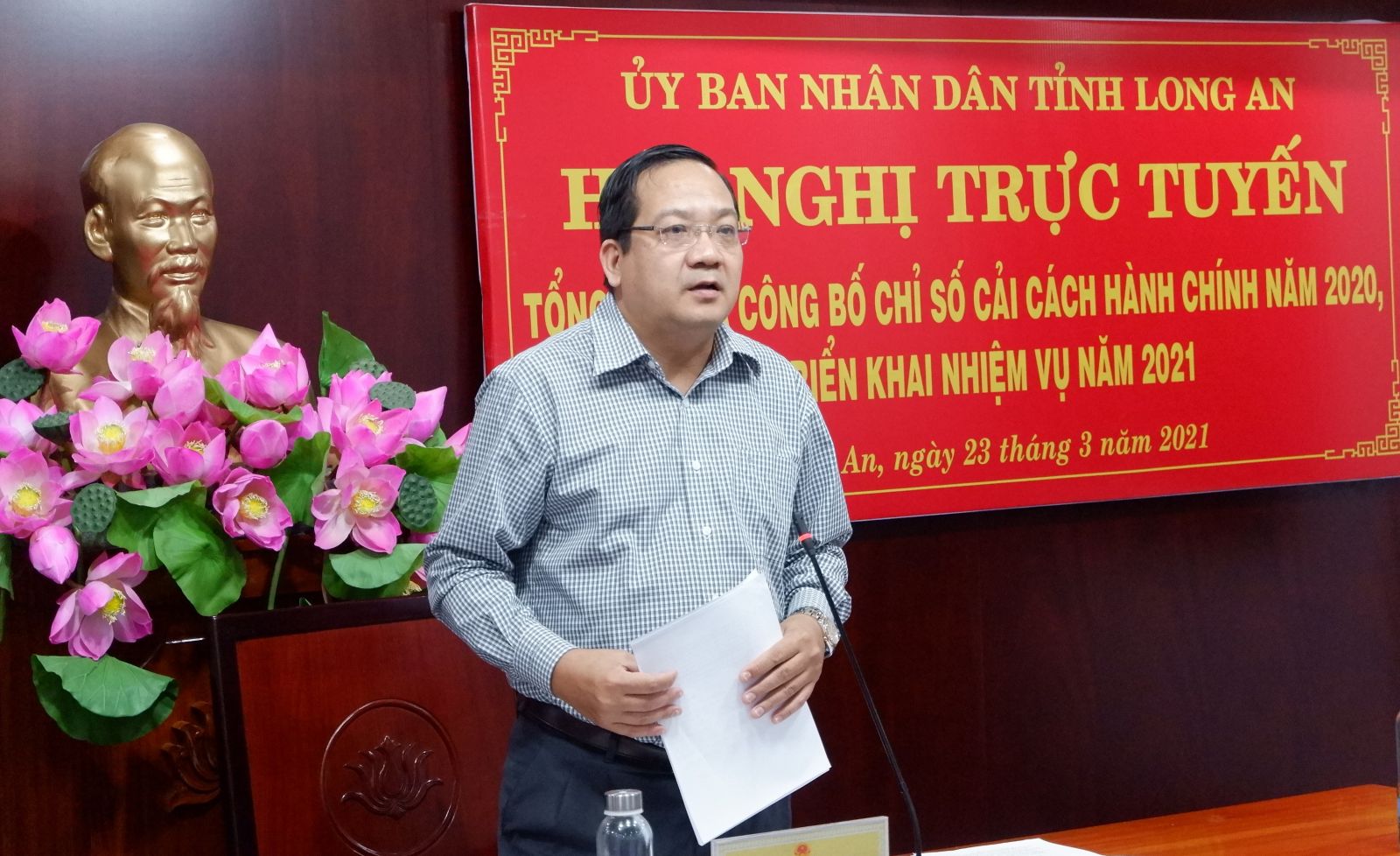 Vice Chairman of the Provincial People's Committee - Nguyen Minh Lam speaks and directs the conference