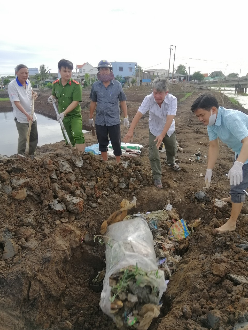 Cán bộ, người dân xã Đông Thạnh ra quân dọn rác, thực hiện tiêu chí môi trường trong xây dựng nông thôn mới
