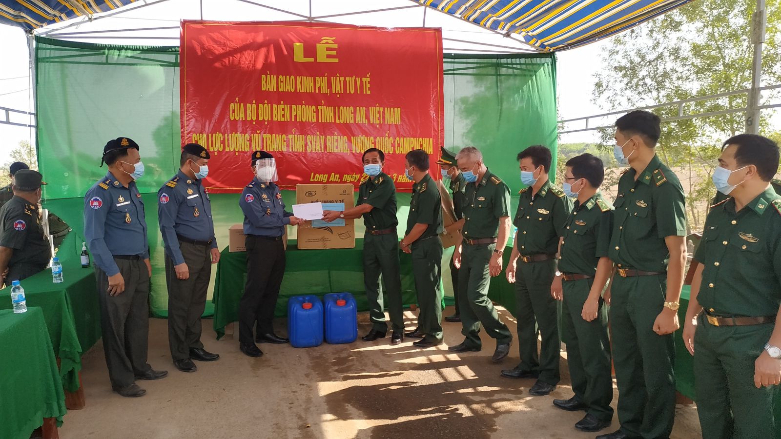 The Long An Border Guard awards fund and medical supplies to support the armed forces of Svay Rieng province