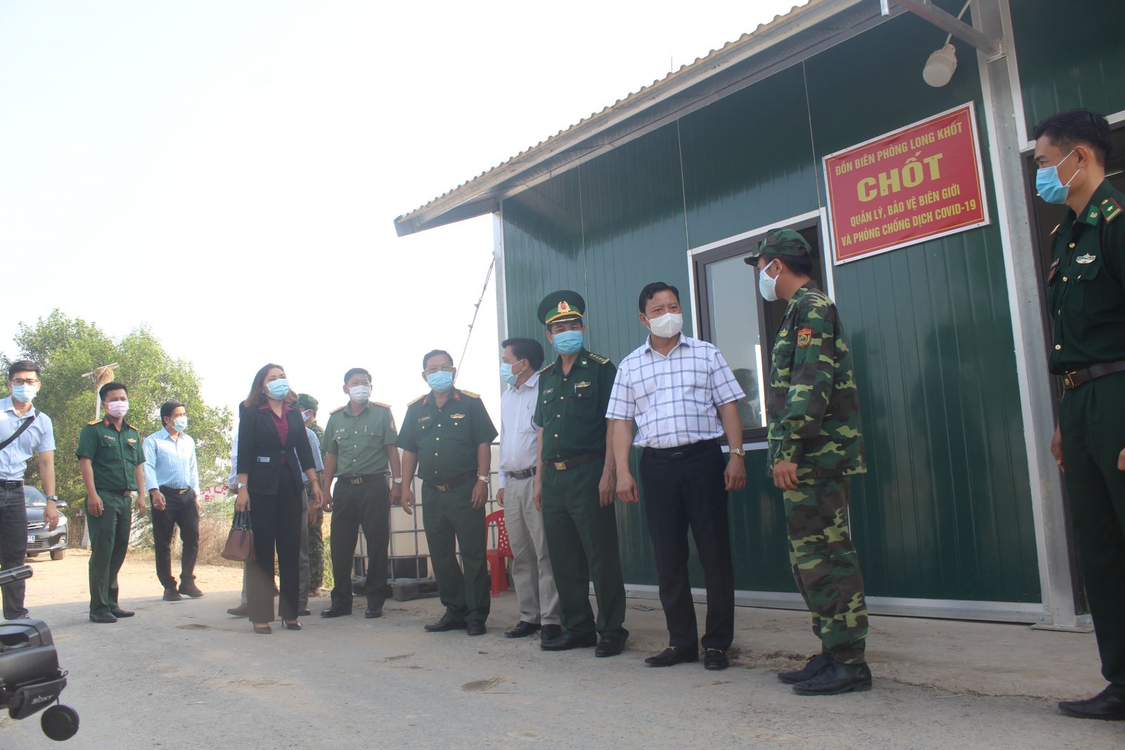 Phó Chủ tịch UBND tỉnh - Phạm Tấn Hòa (thứ 2, phải qua) động viên cán bộ, chiến sĩ đang làm nhiệm vụ tại tuyến biên giới