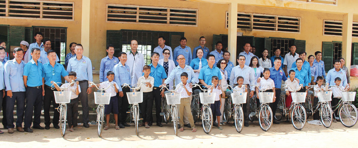 Thanh niên Long An, TP.HCM, Svay Rieng tặng xe đạp cho học sinh nghèo  xã Tnot, huyện KampongRo, tỉnh Svay Rieng