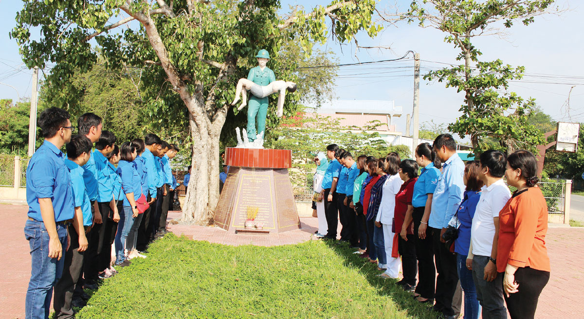 Đoàn Thanh niên Long An viếng, thắp hương tưởng niệm Anh hùng Lực lượng vũ trang nhân dân, liệt sĩ Nguyễn Văn Ngộ (phường Bo Ta Hao, TP.Svay Rieng)