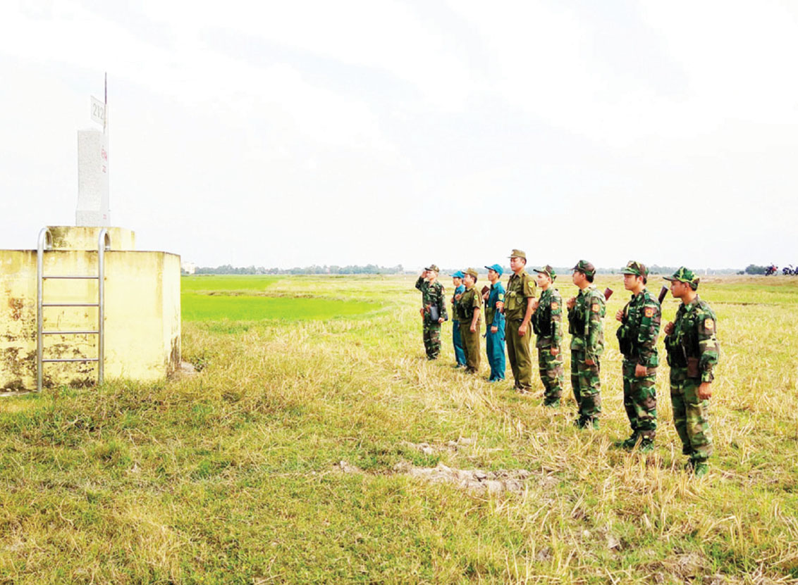 Cán bộ, chiến sĩ lực lượng bộ đội biên phòng tuần tra, kiểm soát đường biên, cột mốc