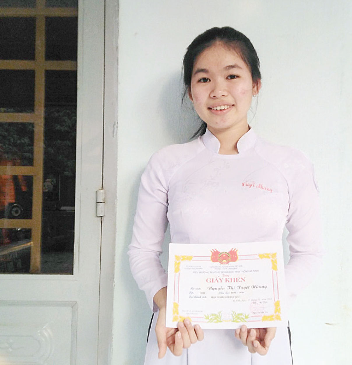 Em Nguyễn Thị Tuyết Nhung được nhận nhà Khăn quàng đỏ năm học 2017-2018, đạt danh hiệu học sinh giỏi nhiều năm liền