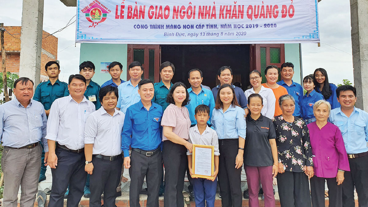 Hội đồng Đội tỉnh trao tặng nhà Khăn quàng đỏ năm học 2019-2020 cho em Huỳnh Đinh Phước Thành, Trường THCS Bình Đức (huyện Bến Lức)
