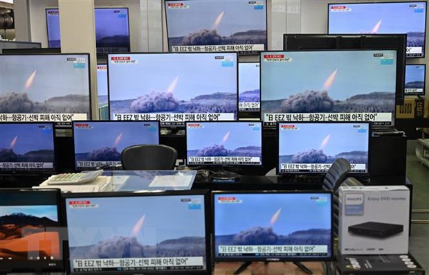 Hình ảnh vụ phóng thử tên lửa của Triều Tiên được phát trên truyền hình tại một cửa hàng điện tử ở Seoul, Hàn Quốc ngày 25/3/2021. (Ảnh: AFP/TTXVN)