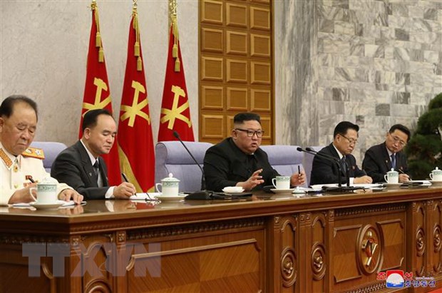 Nhà lãnh đạo Triều Tiên Kim Jong-un (giữa) chủ trì phiên họp toàn thể Đại hội lần thứ VIII Đảng Lao động Triều Tiên ở Bình Nhưỡng. (Ảnh: KCNA/TTXVN)