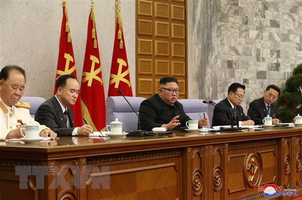 Động thái của Triều Tiên: Bài trắc nghiệm cho mối quan hệ Mỹ - Triều Nhà lãnh đạo Triều Tiên Kim Jong-un (giữa) chủ trì phiên họp toàn thể Đại hội lần thứ VIII Đảng Lao động Triều Tiên ở Bình Nhưỡng. (Ảnh: KCNA/TTXVN)