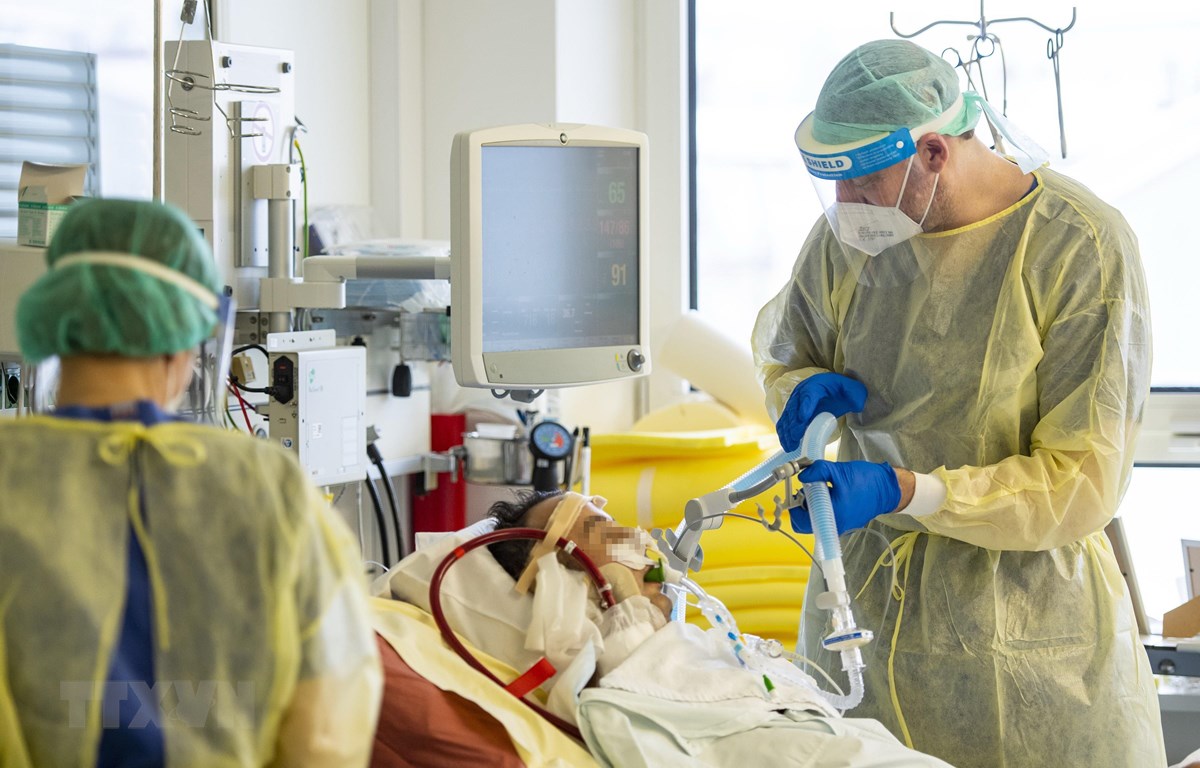 Nhân viên y tế điều trị cho bệnh nhân COVID-19 tại bệnh viện Klinikum Rechts der Isar ở Munich, Đức. (Ảnh: AFP/TTXVN)