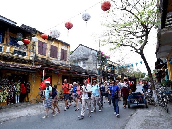 Foreign visitors in Hoi An ancient city (Photo: VNA)