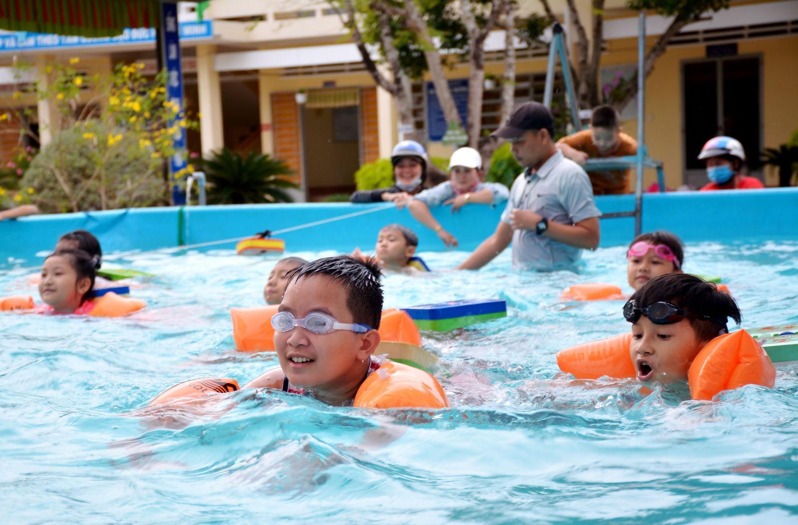 Học sinh tiểu học tham gia học bơi rèn luyện thân thể và phòng, chống đuối nước