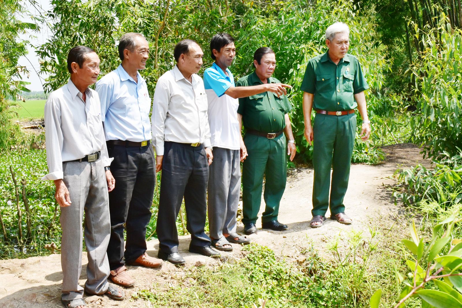 Hội viên Nguyễn Văn Chưởng (thứ 3, phải qua) vươn lên thoát nghèo nhờ nguồn vốn hỗ trợ