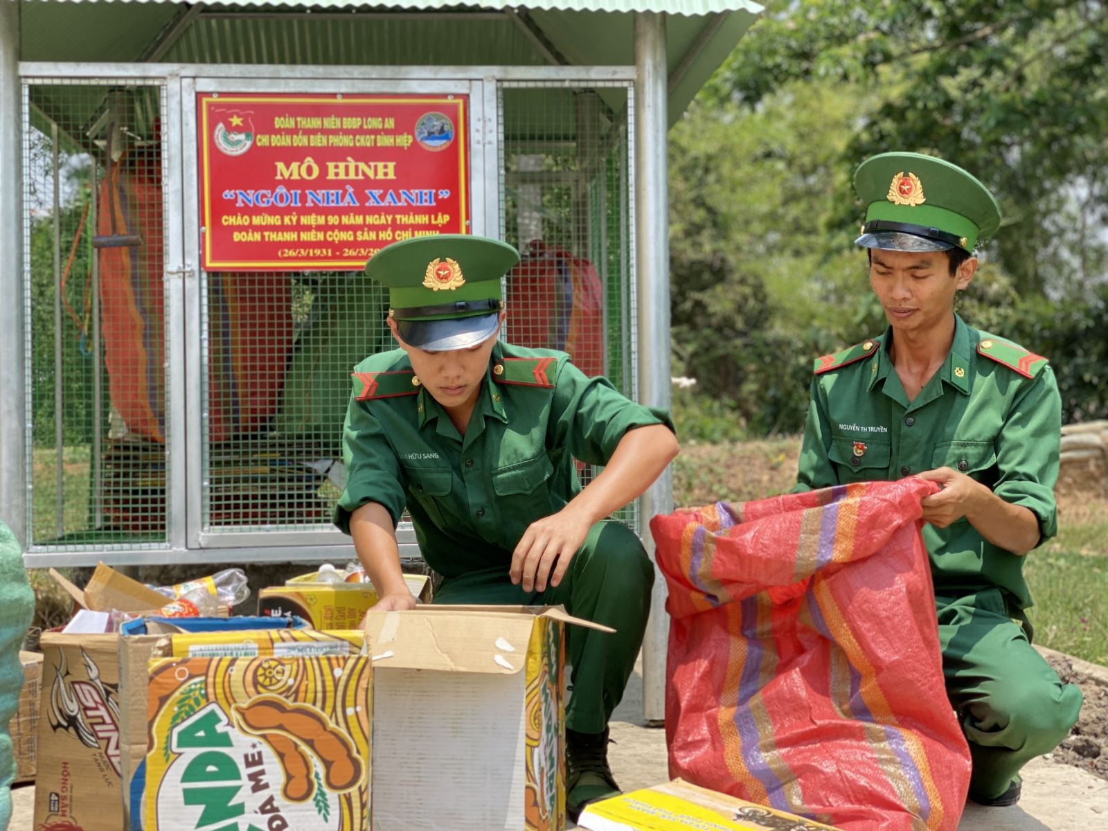 Đoàn viên, thanh niên Chi đoàn Đồn Biên phòng Cửa khẩu Quốc tế Bình Hiệp phân loại rác để bán gây quỹ tặng quà cho học sinh nghèo hiếu học