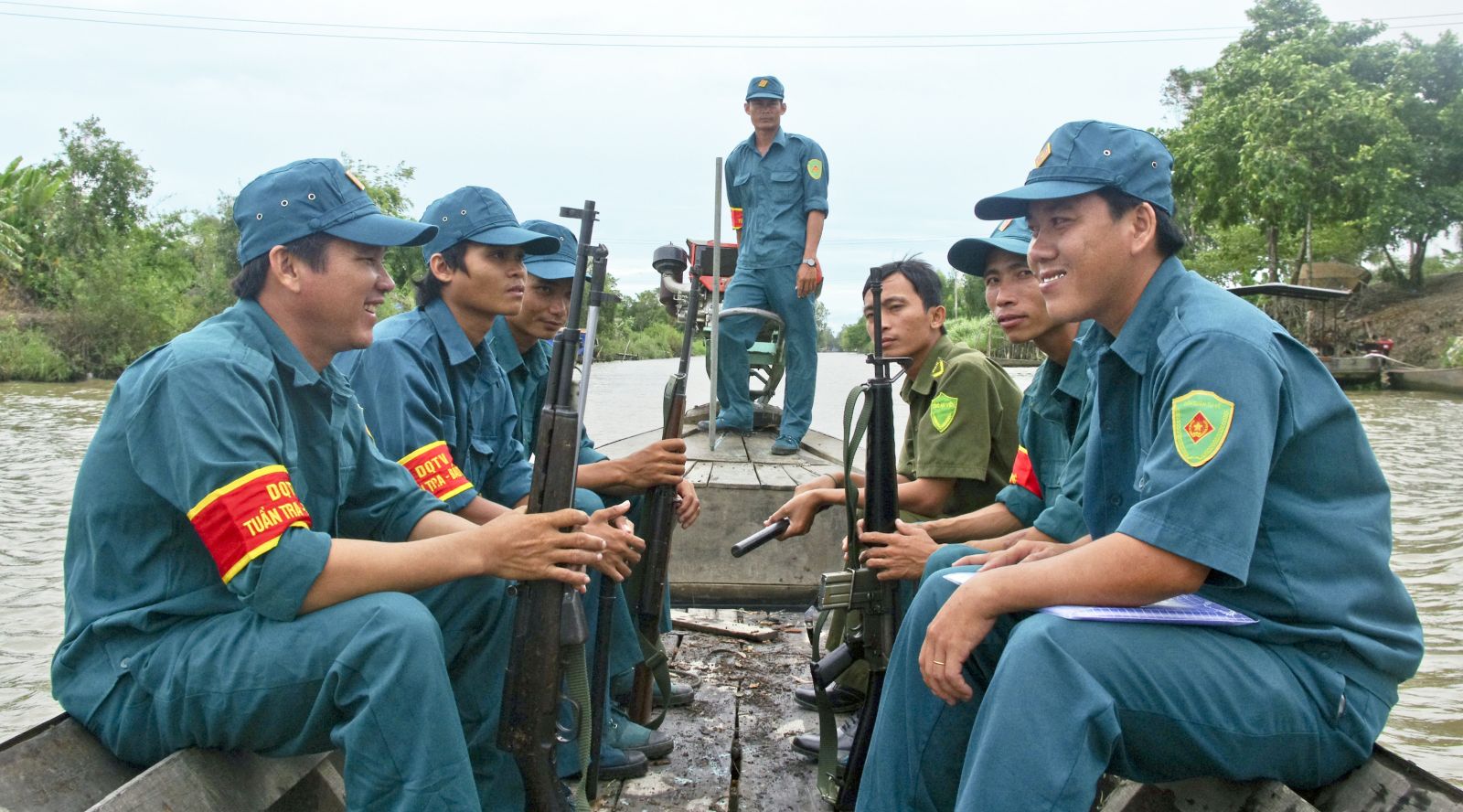 Chiến sỹ DQ Nguyễn Văn Thuận ( bên trái) - Vai em bé trong phim cánh đồng hoang, đang tham gia tuần tra bảo vệ an toàn địa bàn