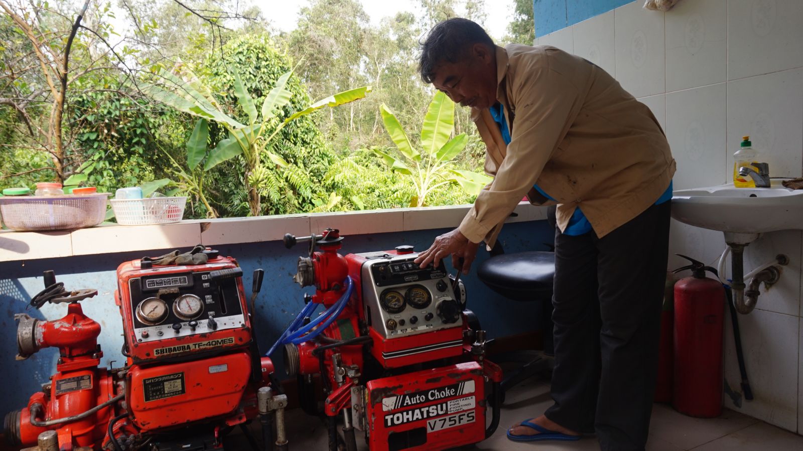 Anh Nguyễn Văn Chiến luôn gương mẫu trong công tác (Trong ảnh: Anh Chiến kiểm tra máy bơm nước phục vụ công tác phòng cháy, chữa cháy rừng)