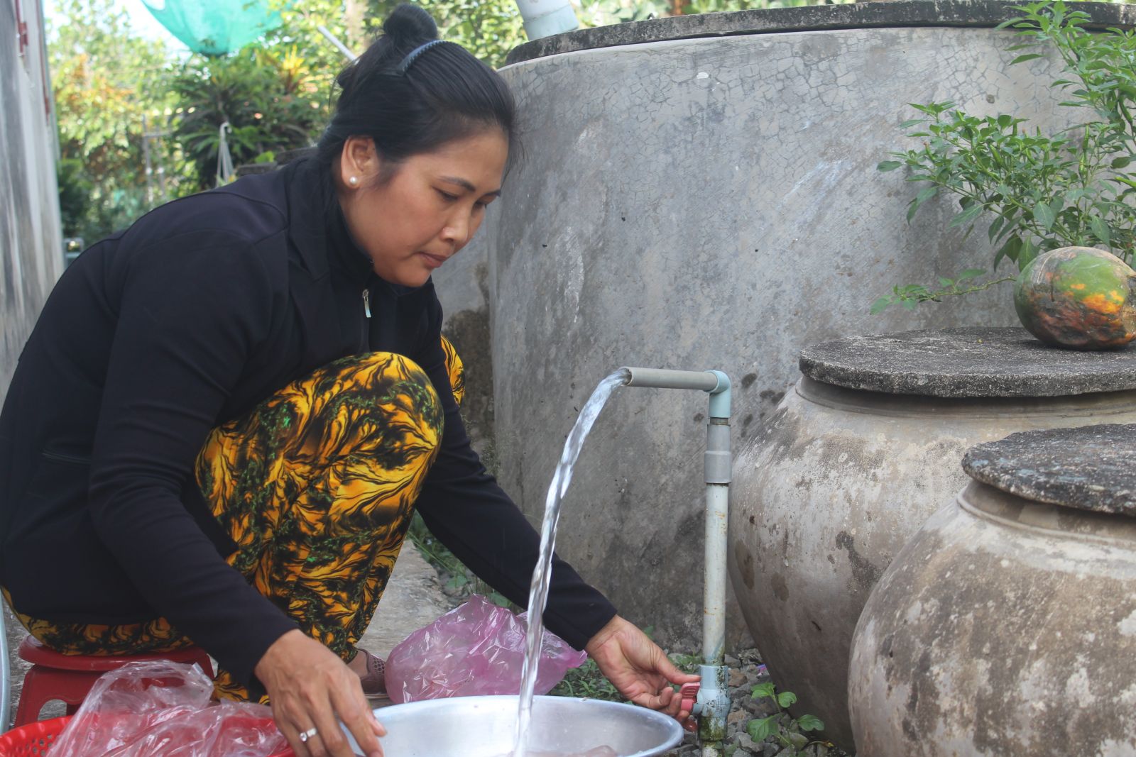 Bà Phạm Thị Oanh vui mừng khi có nước sạch sử dụng vào mùa khô