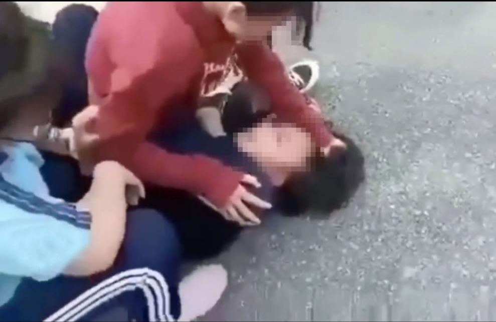 Một vụ học sinh đánh nhau bị quay clip đăng tải lên mạng xã hội