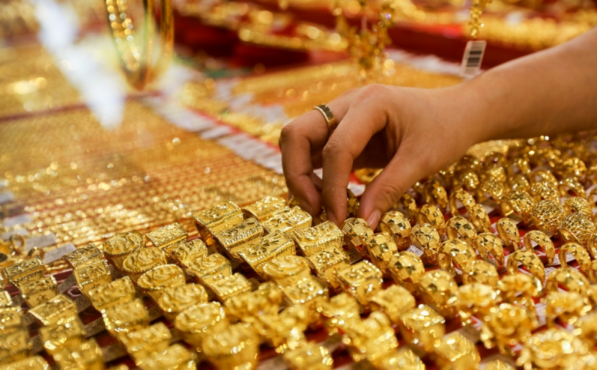 Giá vàng trong nước tiếp tục tăng mạnh, vàng thế giới “giậm chân tại chỗ” (Ảnh minh họa: KT)