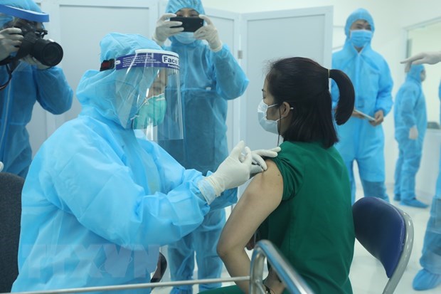 Tiêm vaccine phòng COVID-19 cho nhân viên y tế của Bệnh viện Bệnh Nhiệt đới Trung ương cơ sở 2 (Hà Nội), sáng 8/3. (Ảnh: Minh Quyết/TTXVN)