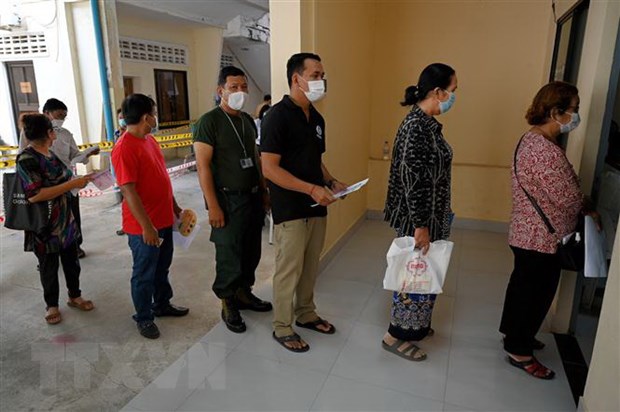 Người dân xếp hàng chờ được tiêm vaccine ngừa COVID-19 tại thủ đô Phnom Penh, Campuchia. (Ảnh: AFP/TTXVN)