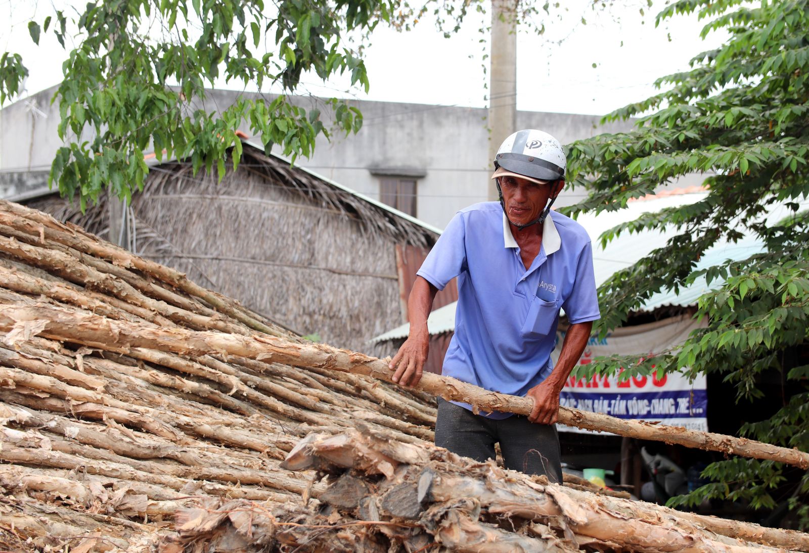 Ở tuổi ngoài 60, ông Phạm Văn Mười vẫn còn theo nghề
