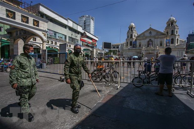 Cảnh sát tuần tra tại thủ đô Manila, Philippines sau khi Chính phủ ban bố các biện pháp hạn chế nhằm ngăn dịch COVID-19 lây lan. (Ảnh: AFP/TTXVN)