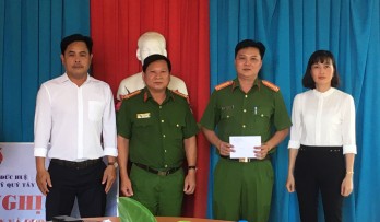 Đối tượng vận chuyển thuốc lá ngoại nhập lậu 'tông' xe Công an, gây hư hỏng nặng