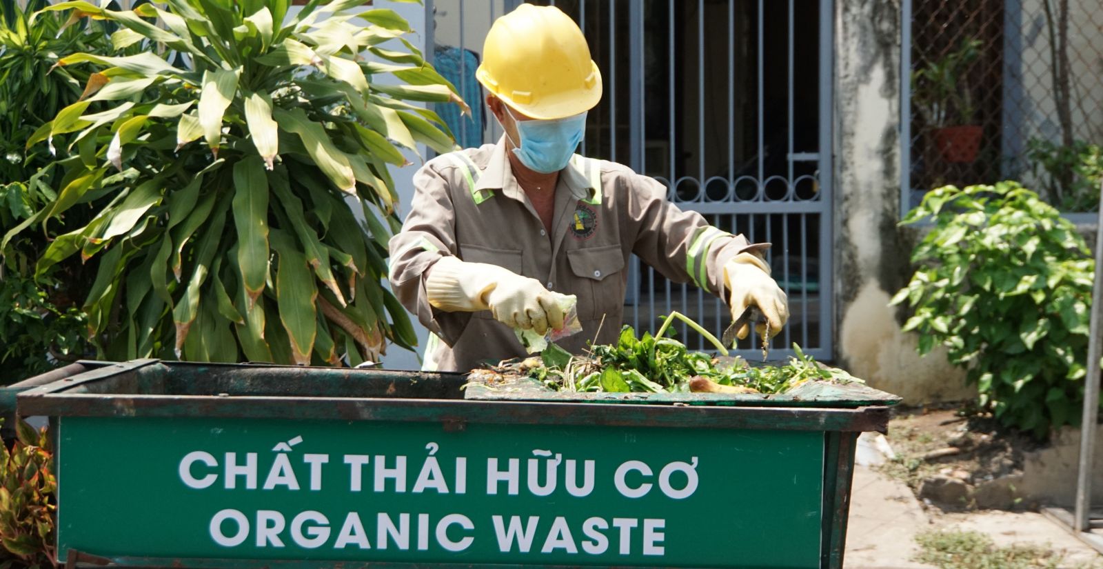 Công nhân phân loại rác, loại bỏ tạp chất 