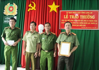 UBND tỉnh Long An thưởng nóng 30 triệu đồng cho tập thể Công an huyện Đức Huệ