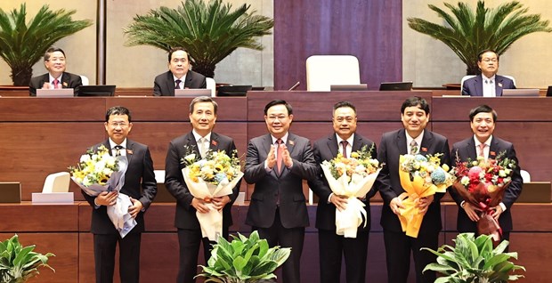 NA Committees have new Chairpersons NA Chairman Vuong Dinh Hue (third, left) and newly-elected Chairmen of the three NA Committees, NA Secretary General and State Auditor General. (Photo: VNA)